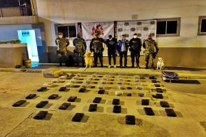 Capturaron dos extranjeros con 54 kilogramos de marihuana en el puente de Cajamarca