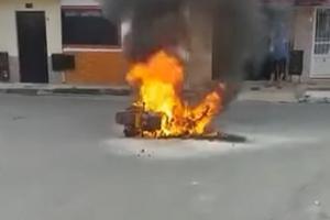 Quemaron la moto de presuntos atracadores en el barrio Ricaurte