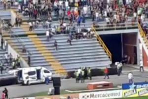 ¡Intolerancia! Aparatosa caída tras empujón a hincha del Cali en la tribuna norte del Estadio Murillo Toro