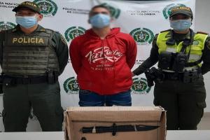 Sujeto se enchuquizó y cogió a cuchillo a dos policías en el parque del barrio Santa Ana