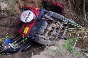 Dos lesionados dejó la caída del campero en un abismo cerca de San Bernardo
