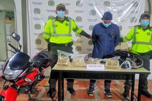 Sorprendieron a motociclista transportando 8 kilogramos de base de coca en carreteras del Guamo