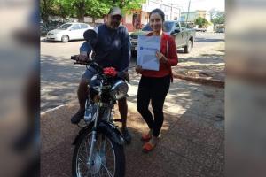 joven regala moto a padrastro