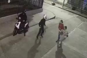 En video quedaron delincuentes que arrojaron al suelo a mujer para robarle el bolso en el Departamental