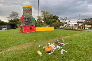 Este busto reemplaza el del capitán Andrés López de Galarza.