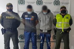 ¡Ratas! Ladrones en moto intimidaron con arma traumática a una mujer para robarla en el Restrepo