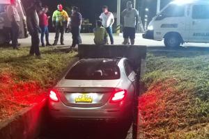 Cayó con su Mercedes a una cuneta vía al Aeropuerto Perales de Ibagué