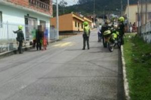 Conmoción en La Gaviota por presuntos encapuchados con mini – Uzi e incendiando cambuches