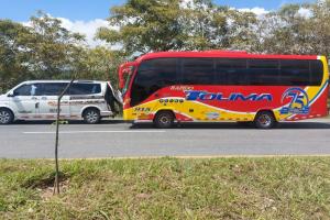 Choque de bus de Rápido Tolima y Vans de Flota Huila dejó 7 lesionados en la variante Ibagué – Bogotá