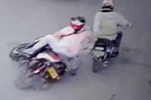 ¡Desalmado! Motociclista tumbó a una mujer para llevarse sus cosas cerca de la Vuelta del Chivo