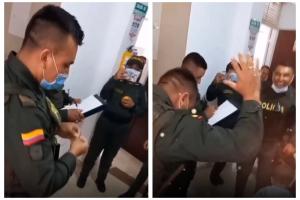 Policía bailando de felicidad