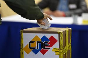 Ciudadanos acuden a votaciones en Venezuela