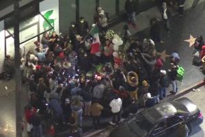 Multitud en estrella de la fama de Vicente Fernández