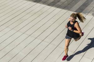 Correr rápido o correr más lejos