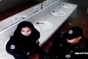 Pareja de policias rompe lavabo