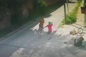Niño defiende a su mamá