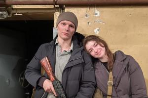 Pareja ucraniana se casa durante ataques de Rusia