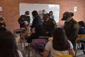 Inspección de la policía a estudiantes en colegios de Ibagué