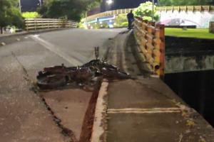 Falleció motociclista tras chocar violentamente contra la baranda del puente del Sena