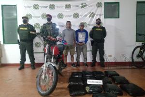 Dos mulas con 13 paquetes de marihuana 
