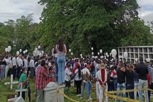  Despidieron a familia masacrada en Chaparral