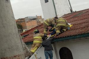 Mujer en techo de iglesia por fatal accidente de tránsito en San Cristóbal