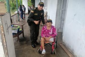 ¡Buena por esa! Policías en Icononzo donaron silla de ruedas a Grimorela Toledo