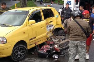 Violento choque contra taxista dejó gravemente herido a motociclista sobre la Pedro Tafur