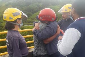 ¡La bombero Jovanna García se puso la 10! Le salvó la vida a un joven que intentaba lanzarse del puente de La Variante