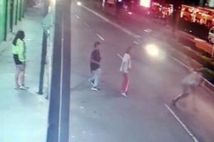 En video: Tres hampones tienen entre la vida y la muerte a motociclista en Ibagué