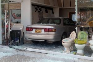 Tremendo susto se llevó pareja de esposos al estrellarse contra almacén de Alfa en Surtiplaza del Salado