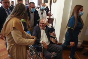 Humberto de la Calle en silla de ruedas