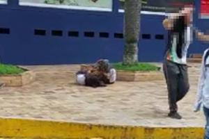 Se agarraron dos niñas a las afueras del Colegio Liceo Nacional