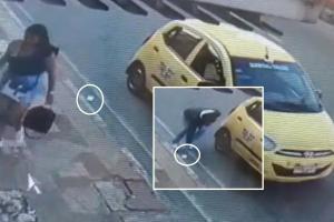 Pasajera se baja del taxi, se le cae el celular y el conductor en lugar de alcanzarla se lo roba