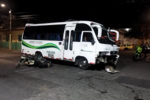Pareja de motociclistas resultó herida tras ser arrollada por un buseta en Ibagué