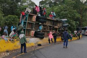 Dos muertos y 25 heridos dejó accidente de bus escalera bajando La Línea
