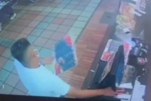 Tremenda rata sustrajo celular del restaurante Búfalos de Multicentro