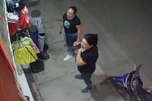 ¡En la juega! Dos mujeres vienen robando de ‘lo lindo’ en establecimientos de Venadillo