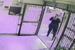 ¡Se arrepintió la rata! Sujeto se robó dos celulares en tienda naturista y al ver a la víctima las devolvió