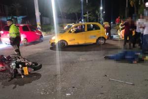 ¡Excelente! Taxistas y Uber se unieron para detener vehículo que dejó mal herido a un motociclista