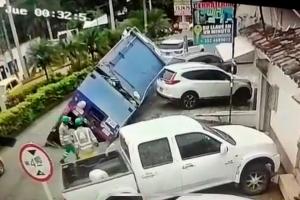 Camión de Intersaeo enterrado en la carrera Octava con calle 19
