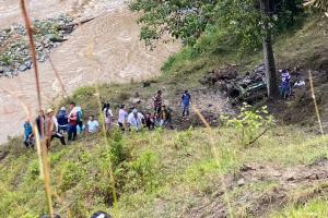 Una persona fallecida tras alud de tierra que cayó sobre un campero en zona rural de Chaparral