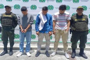 ¡Robaban en gavilla! Tres sujetos fueron capturados por robar a una mujer en Mirolindo