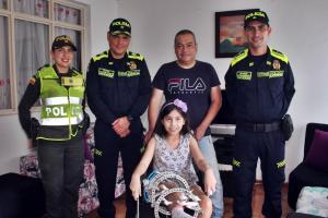 ¡Buena esa Policía! La Metropolitana de Ibagué entregó silla de ruedas a Mariana