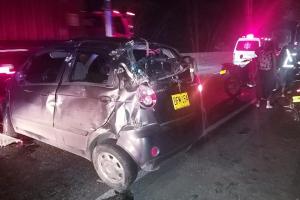 Violento choque de un particular en inmediaciones de la Variante por poco termina en tragedia