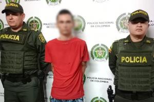 Sujeto se ‘enchuquizó y le dio ‘pico botella’ a su novia 