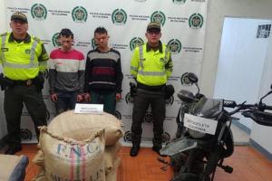 ¡Tremendas ratas! Cayeron motociclistas que habían hurtado sacos de café de un tractocamión