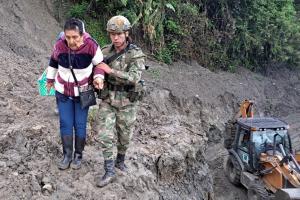 Soldados ayudan a trasladar pacientes en zona rural de Villahermosa