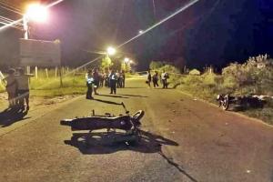 ¡Se estrellaron de frente! Choque de dos motos dejó un muerto y dos heridos