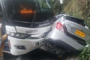 ¡Siniestro vial! Bus de Velotax colisionó contra particular en la vía a Cajamarca